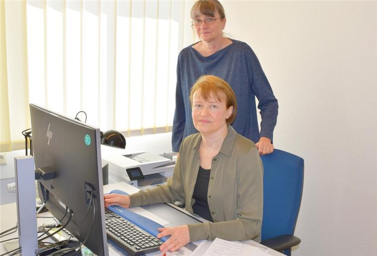 Bremerhaven: Schuldenfalle schnappt öfter zu Die Juristinnen Sandra Dunker (vorne) und Katja Bake helfen in der AFZ-Schuldnerberatungsstelle Menschen aus der Finanz-Falle.