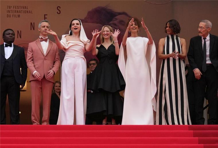 Schluss mit Schweigen – Robert De Niro teilt gegen Trump aus Die Jury auf dem Teppich, rechts Halle Berry.