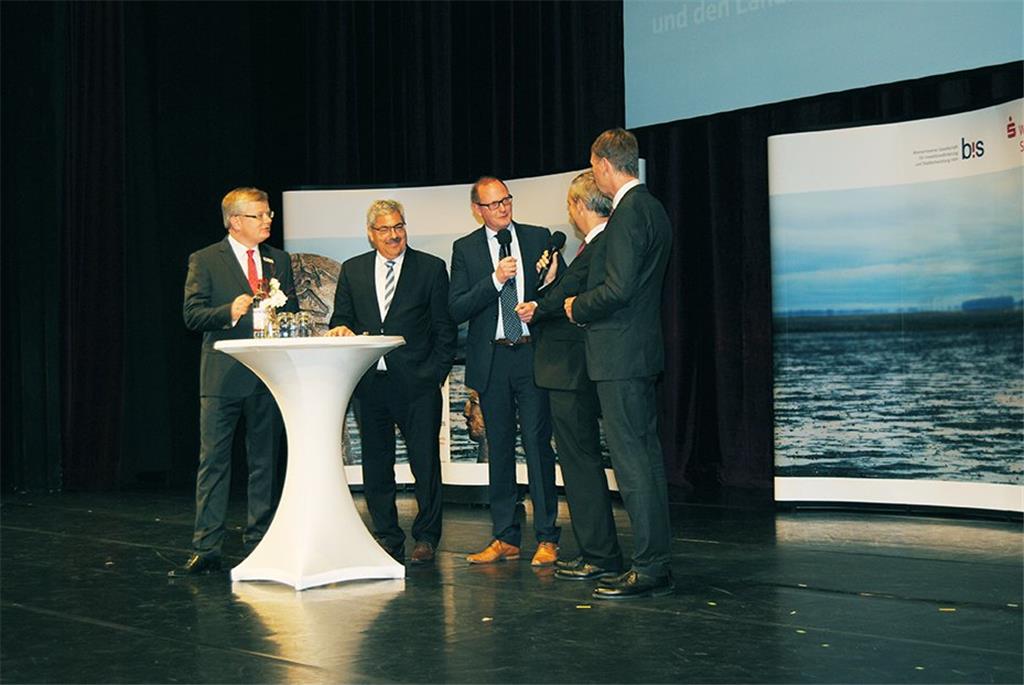 Die Jury-Mitglieder verkünden die Gewinner des Preises.