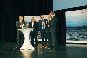 Die Jury-Mitglieder verkünden die Gewinner des Preises.