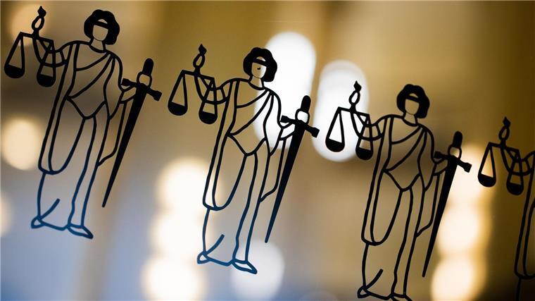 Betäubungsmittel für Suizid? Gericht entscheidet im November Die Justitia ist an einer Scheibe am Eingang zum Oberlandesgericht zu sehen.