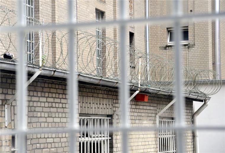 Sanierter Knast in Bremerhaven: Die Häftlinge kehren zurück Die Justizvollzugsanstalt an der Nordstraße ist über Jahre saniert worden. Jetzt sind die ersten Insassen wieder aus Bremen zurückgekehrt.