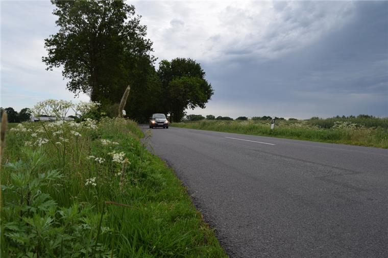 Radweg zwischen Bad Bederkesa und Flögeln wird gebaut Die Kreisstraße 18 zwischen Flögeln und Bad Bederkesa ist vielbefahren und deshalb gefährlich. Ein Radweg soll die Situation entschärfen. Bald schon rücken die Bagger an.
