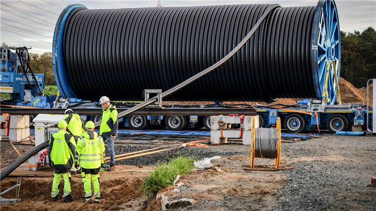 Bau der Trasse Suedlink - Vier Kabel für die Energiewende Die Kabeltrommel wiegt um die 100 Tonnen.