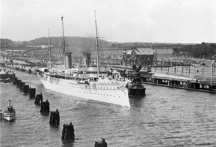 Die Kaiserliche Yacht „Hohenzollern“ bei der Einweihung des Kaiser-Wilhelm-Kanals (heute: Nord-Ostsee-Kanal) am 21. Juni 1895. Auf seiner Yacht hatte der Kaiser edles Frühstücksgeschirr, das heute im DSM aufbewahrt wird. 