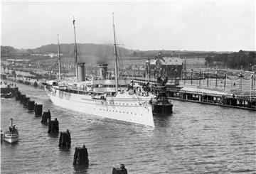 Die Kaiserliche Yacht „Hohenzollern“ bei der Einweihung des Kaiser-Wilhelm-Kanals (heute: Nord-Ostsee-Kanal) am 21. Juni 1895. Auf seiner Yacht hatte der Kaiser edles Frühstücksgeschirr, das heute im DSM aufbewahrt wird. 