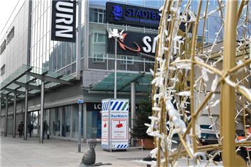 Die Kameras am Theodor-Heuss-Platz sollten in der Nacht auch den „Giant Star Ball“ vor Randalierern schützen. 