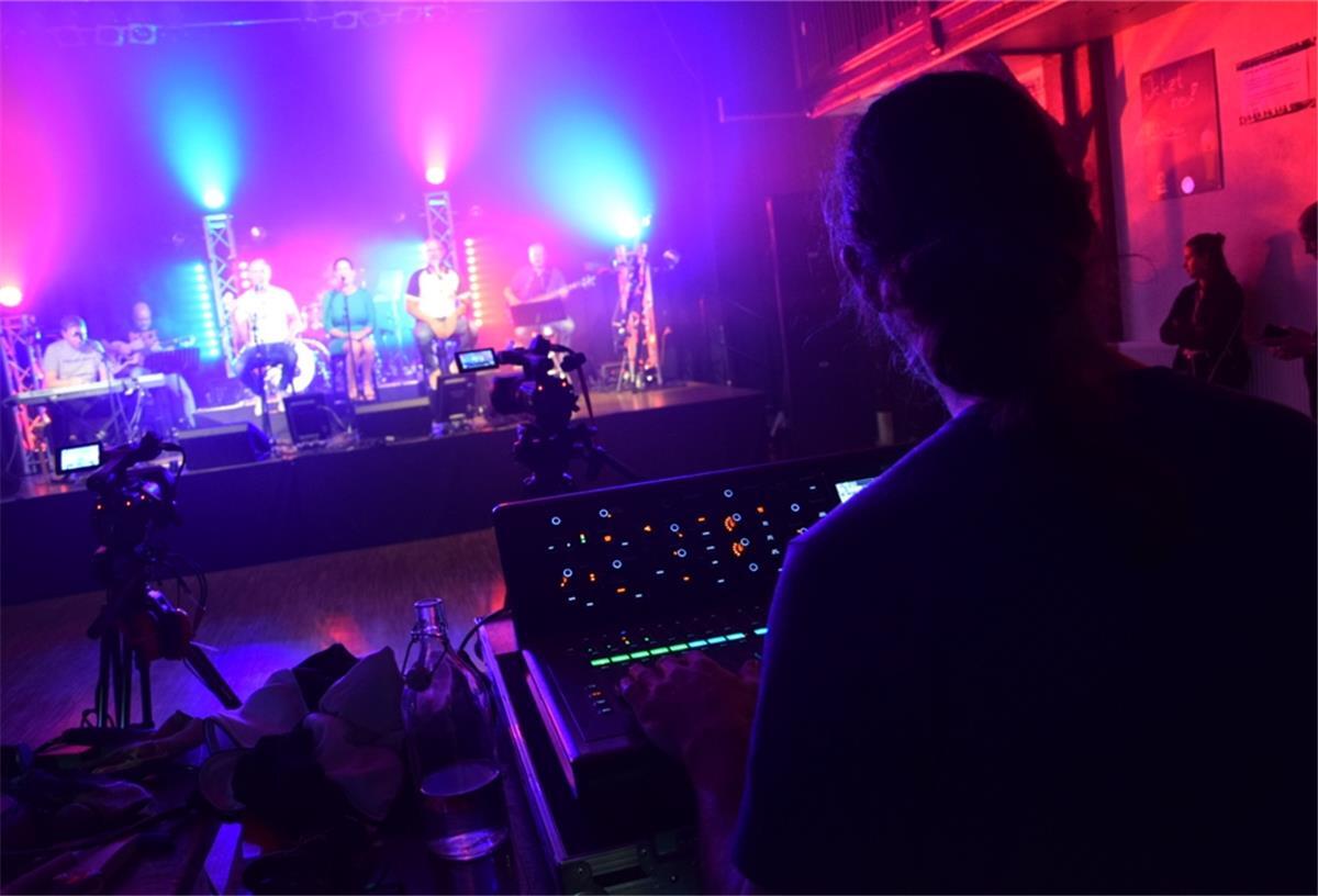 Die Kameras ersetzen natürlich nicht das Publikum. Dennoch gaben die Musiker alles, um es wie ein richtiges Konzert aussehen zu lassen.
