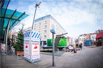 Die Kameras in diesem Mast am Theodor-Heuss-Platz sollen auf dem Weihnachtsmarkt in Bremerhaven für mehr Sicherheit sorgen.