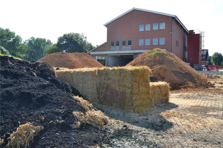 Zevener Klärschlamm wird bald nur noch verbrannt Die Kammerfilterpresse zur Entwässerung des anfallenden Klärschlamms ist in einem der größeren Gebäude auf dem Gelände der Abwasserreinigungsanlage im Zevener Nordosten untergebracht. Die Anlage ist bereits abgeschrieben, wird aber weiter genutzt.