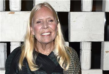 Die kanadische Sängerin Joni Mitchell ärgert sich über einen Podcast, der Corona verharmlosen soll.