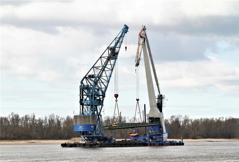 Die Kanaldrehbrücke aus Bremerhaven wird auf der Weser transportiert.