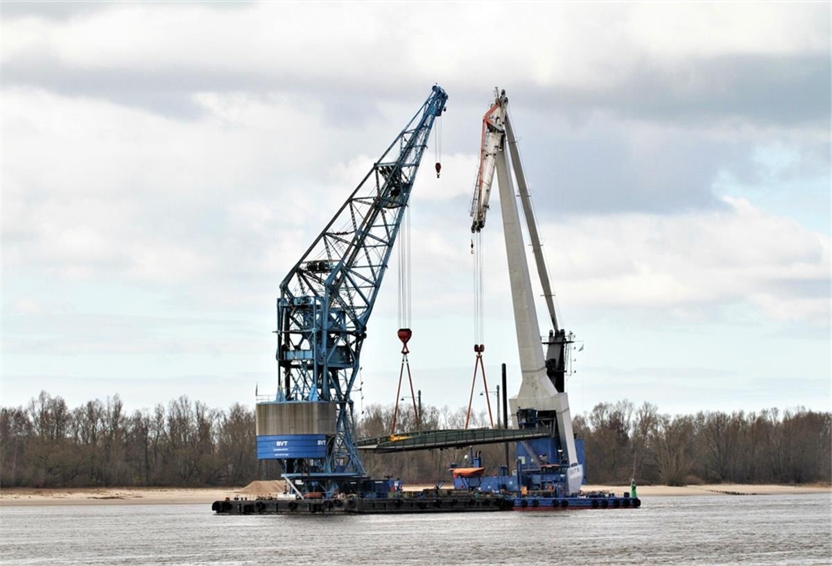 Die Kanaldrehbrücke aus Bremerhaven wird auf der Weser transportiert.