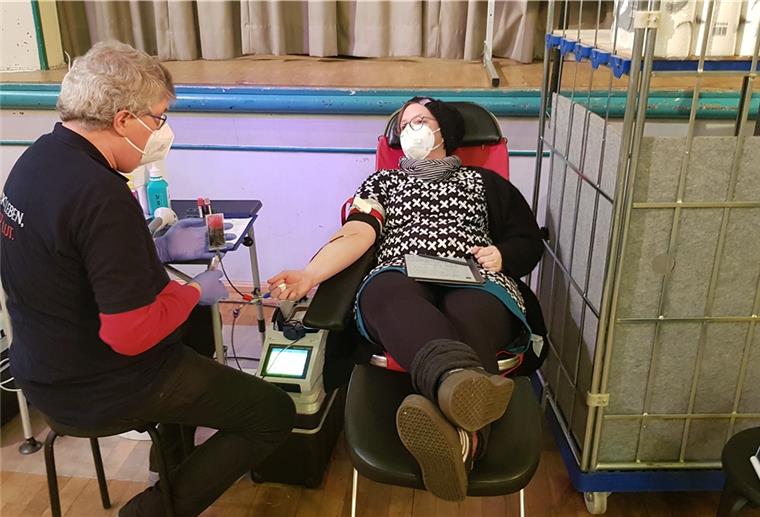 Blutspenden in der Corona-Pandemie Die Kanüle steckt in der Armbeuge, es kann losgehen: Reporterin Nicole Böning mit DRK-Teamleiter Hans-Peter Mennen.