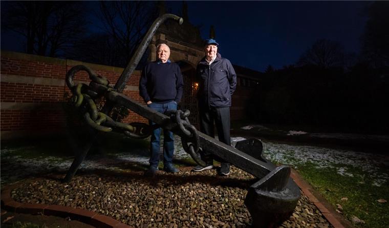 Die Kapitäne Klaus Müller (links) und Werner Schriefer leben auf dem Seefahrtshof in Bremen-Grohn.