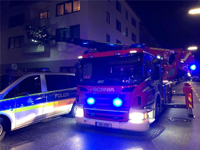 Bremerhaven: Steine lösen sich aus Balkon Die kaputte Fassade in Bremerhaven wurde von der Feuerwehr überprüft.