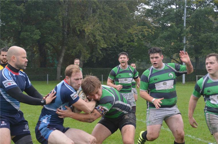 Rugby: Ersatzgeschwächte Moorteufel schlagen sich gut Die Karlshöfener Moorteufel (grün-schwarze Trikots) lieferten der SG Odin/Döhren II trotz der klaren 3:37-Niederlage einen harten Kampf.