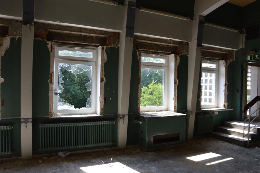 Die Karolinenhöhe ist weitestgehend entkernt. Ein Blick aus dem Fenster, ein Rundgang durch die leeren Räume. Foto: Schoener