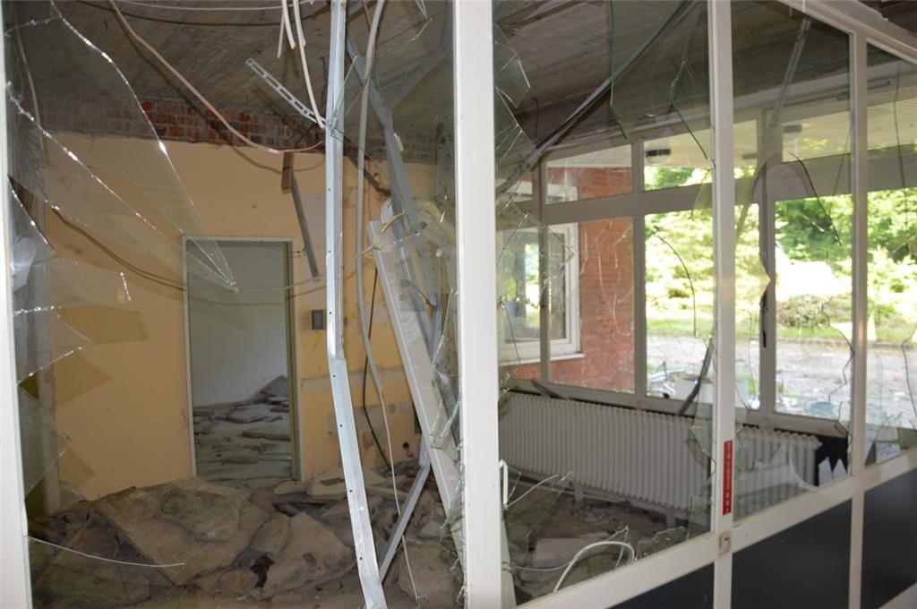 Die Karolinenhöhe ist weitestgehend entkernt. Ein Blick aus dem Fenster, ein Rundgang durch die leeren Räume. Foto: Schoener
