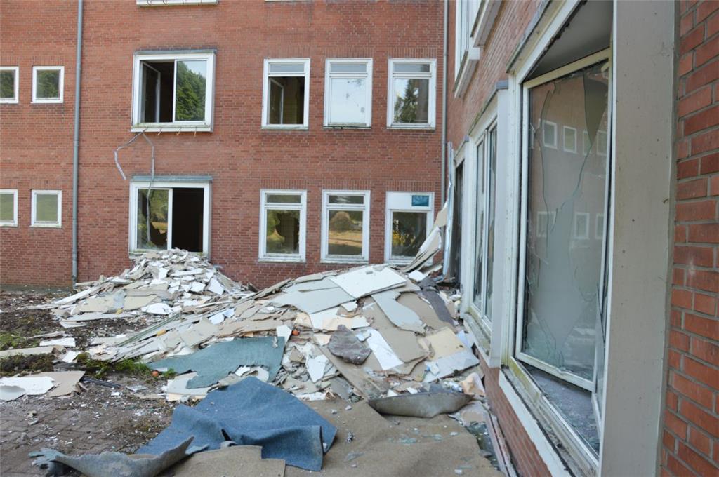 Die Karolinenhöhe ist weitestgehend entkernt. Ein Blick aus dem Fenster, ein Rundgang durch die leeren Räume. Foto: Schoener