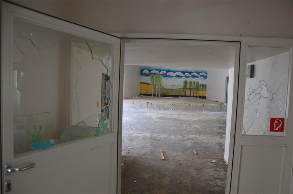 Die Karolinenhöhe ist weitestgehend entkernt. Ein Blick aus dem Fenster, ein Rundgang durch die leeren Räume. Foto: Schoener