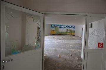 Die Karolinenhöhe ist weitestgehend entkernt. Ein Blick aus dem Fenster, ein Rundgang durch die leeren Räume. Foto: Schoener