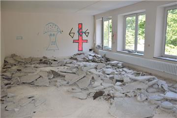 Die Karolinenhöhe ist weitestgehend entkernt. Ein Blick aus dem Fenster, ein Rundgang durch die leeren Räume. Foto: Schoener