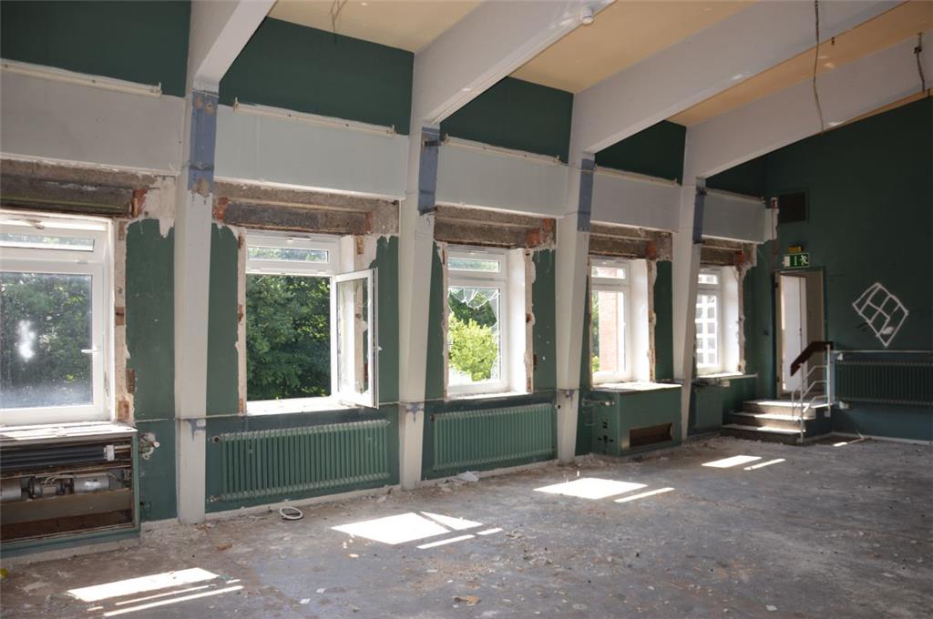 Die Karolinenhöhe ist weitestgehend entkernt. Ein Blick aus dem Fenster, ein Rundgang durch die leeren Räume. Foto: Schoener