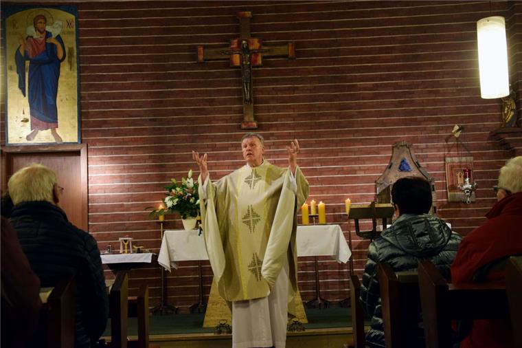 Die katholische Herz-Jesu-Kirche ist entweiht. Pfarrer Karl Jasbinschek bemühte sich am Donnerstagabend um einen würdigen Abschied sowie einen versöhnlichen Abschluss. 