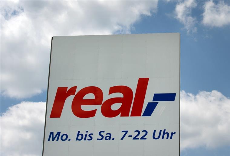 Bremerhaven: Zieht nun doch Kaufland in den Real? uf dem Dach eines SB Warenhauses der Handelskette Real (real,-) in Dresden wird für die Ladenöffnungszeiten "Mo. bis Sa. 7-22 Uhr" geworben