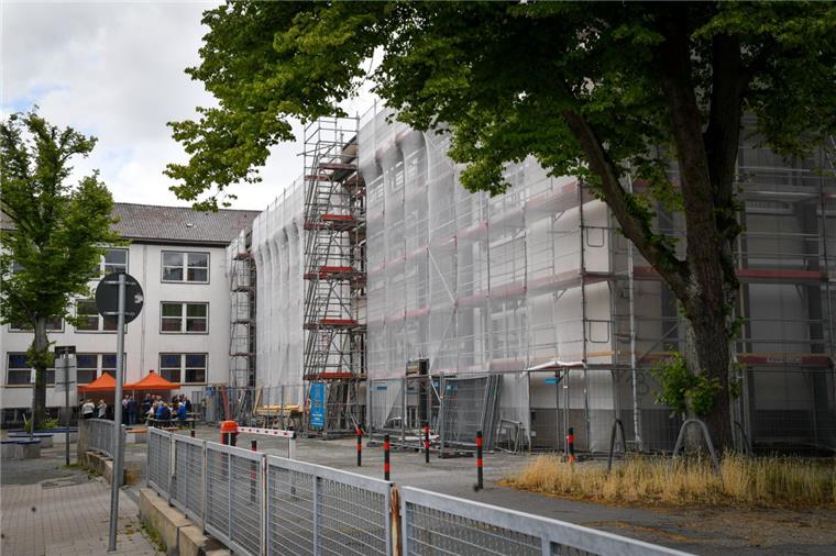 Die Kaufmännischen Lehranstalten erhalten eine neue Fassade. Die Arbeiten werden mehrere Jahre dauern.