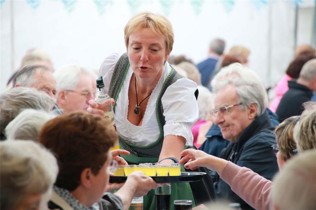 Die Kellnerinnen hatten alle Hände voll zu tun. Bayernfest in Wittstedt. Foto: B...
