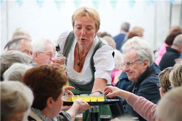 Die Kellnerinnen hatten alle Hände voll zu tun. Bayernfest in Wittstedt. Foto: B...