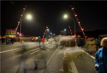 Die Kennedybrücke bei Nacht.