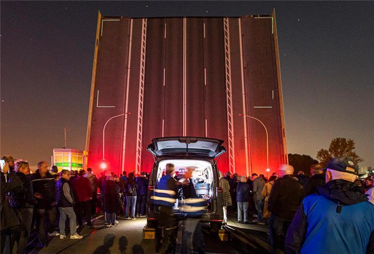 Die Kennedybrücke ist hochgeklappt während zahlreiche Menschen davor stehen. Nun wird die wichtige Verkehrsader wieder blockiert.