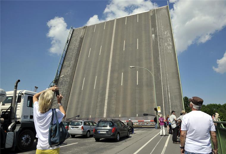 Dramatisch und einmalig! Warum die Kennedybrücke am Mittwoch hochgeklappt wird Die Kennedybrücke wird am Mittwoch für längere Zeit hochgeklappt. Der Grund ist einmalig.