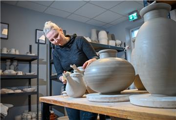Die Keramikerin Christina Wolter hatte durch Corona keinen leichten Start. Sie führt in Bremerhaven das Keramik-Atelier „formschön“ und möchte ihre Kunden mit zeitloser Keramik glücklich machen.