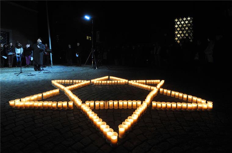 Die Kerzen formen einen Davidstern. Sie erinnern an den Novemberpogrom vor 79 Jahren. Die Gedenkstätte Lager Sandbostel rief dieses dunkle Kapitel der Geschichte ebenfalls mit einem Vortragsabend ins Gedächtnis.