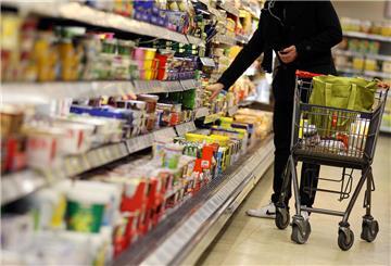 Ein Kunde steht in einem Supermarkt am Kühlregal