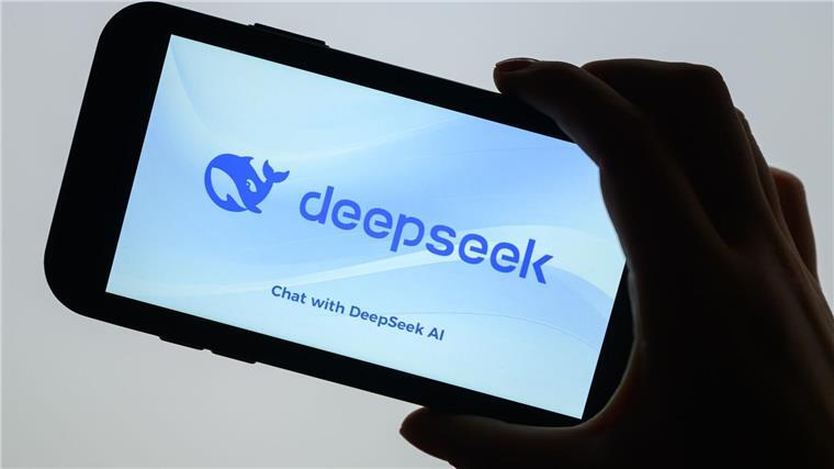 Datenschützer wollen DeepSeek aus den App-Stores verbannen Die KI-App von DeepSeek soll wegen Verstößen gegen europäisches Recht aus den App-Stores von Apple und Google fliegen. (Archivbild)