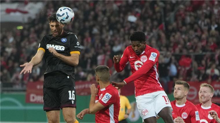 Karlsruhe beendet Offenbachs Pokalträume Die Kickers Offenbach um Boubacar Barry (3.vl) bereiteten dem Karlsruher SC lange Zeit Probleme.