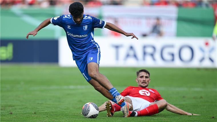 Offenbach gelingt Pokal-Überraschung gegen Magdeburg Die Kickers Offenbach um Daniel Dejanovic (r) und der 1. FC Magdeburg um Mohammed El Hankouri lieferten sich lange ein Duell auf Augenhöhe.