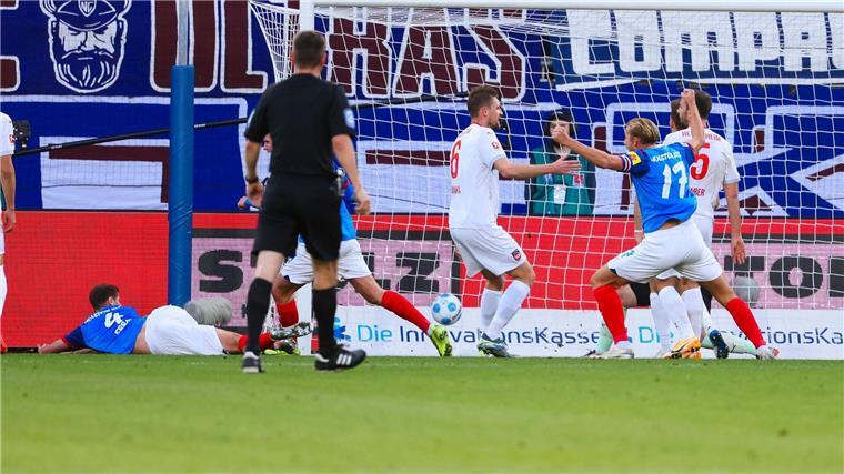Dortmund schlägt Leipzig - Kiel feiert Premierensieg Die Kieler jubeln über den ersten Bundesligasieg der Clubgeschichte.