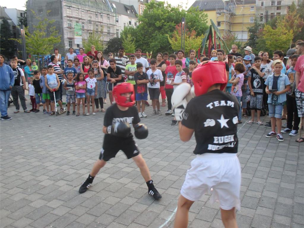 Die Kinder-Boxgruppe der Sport-Freizeit Leherheide war beim interkulturellen Fest in der Goethestraße zu Gast und präsentierte Box-Showkampf.