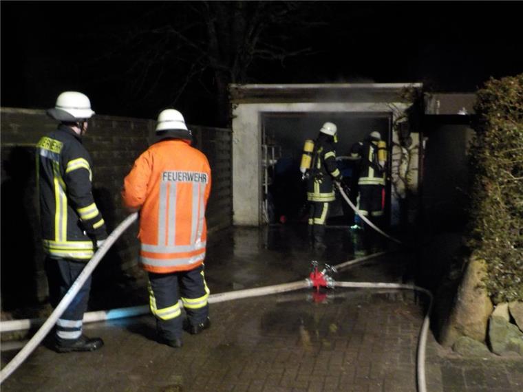 Die Kinder der Hauseigentümer bemerkten Rauch in ihrer Garage und riefen die Feuerwehr. Es war bereits das vierte Mal, dass die Rettungskräfte zu diesem Grundstück anrücken mussten.