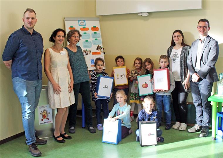 Bremerhavener Kitas sparen 26,8 Tonnen Kohlendioxid ein Die Kinder der Kita Spadener Straße freuen sich über die Einsparprämie, die Stadtrat Michael Frost (rechts) an Vertreter aller teilnehmenden Kitas überreichte.