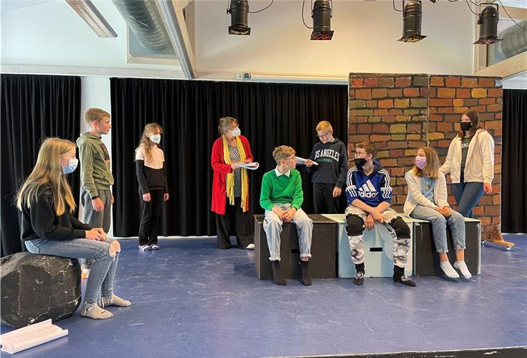 Endlich wieder Theater an Tossenser Schule Die Kinder der Klasse 6B proben zurzeit für das Stück „Löwenherz“. Theaterpädagogin Connie Howell gibt ihnen Anweisungen.