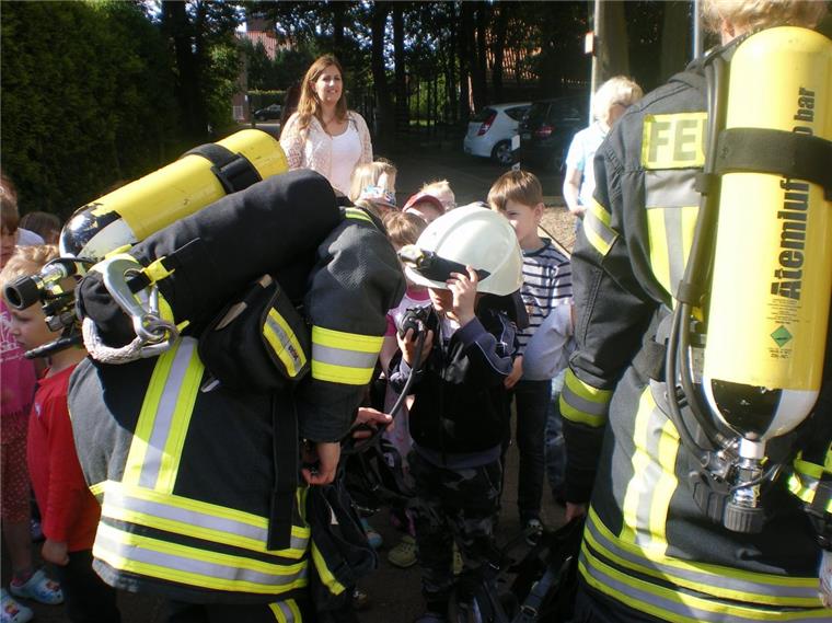 Feuerwehr übt mit Kindern: Kita-Küche brennt in Langen Die Kinder des Kindergarten im Kapellenweg in Langen waren begeistert von der Übung.