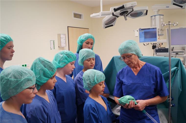 Und das Herz macht plopp, plopp, plopp Die Kinder erhielten Einblick in den OP-Saal der Klinik.