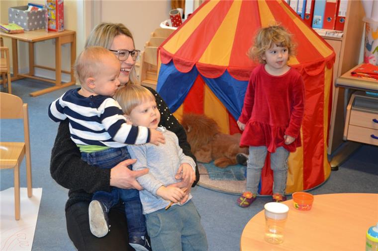 Die Kinder sollen sich bei ihr wohlfühlen: Tagesmutter Almadina Cordes mit den Pflegekindern Ben (links), Michel und Anni.